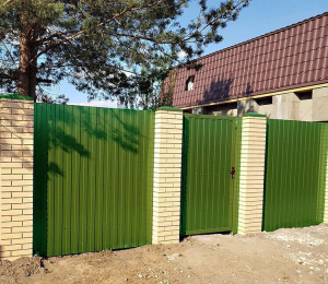 Забор с калиткой из профнастила на кирпичных столбах